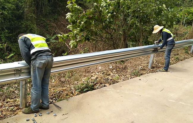 黑河高速公路护栏的定期维护与保养