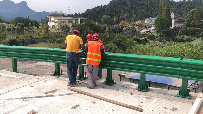 黑河高速公路护栏板的维护确保道路安全的关键环节