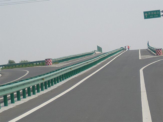 黑河高速公路护栏的材质与规格