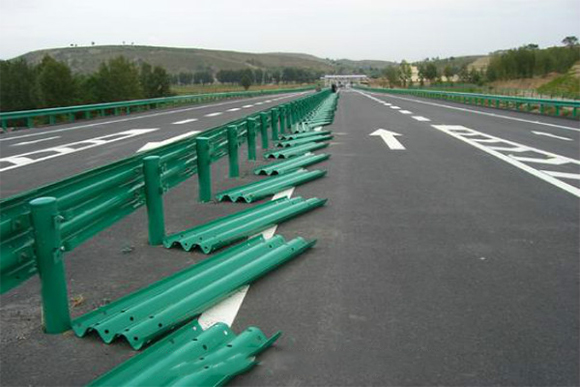 黑河波形护栏的维护与管理确保道路安全的关键步骤